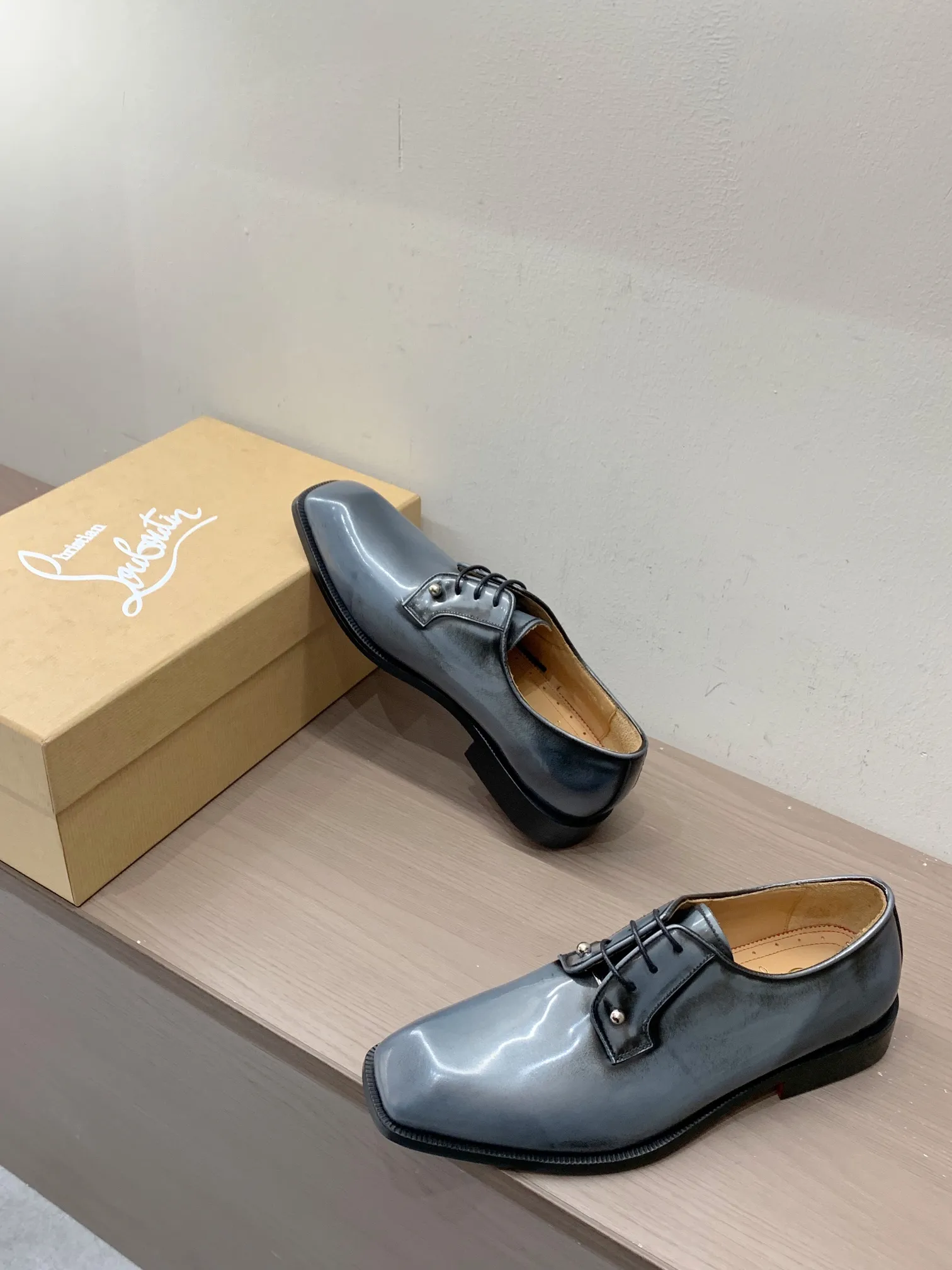 [CL red sole shoes] Top P: 1020💰 Size 39-44 (38.45.46 custom-made, non-returnable) Christian Louboutin men's classic Oxford shoes, men's business formal leather shoes💫Original molding, 1:1 replica, specially made for nobles. The unique shoe shape is unique and 100% comfortable! The whole shoe is made of imported Italian cowhide material, carefully selected, with fine pores and rich luster. Cow leather lining, soft and comfortable, sweat-absorbent and breathable. Genuine leather outsole, non-slip and wear-resistant, full of texture, elegant and luxurious overall, integrating comfort, formality and luxury! The Rolls Royce of shoes!